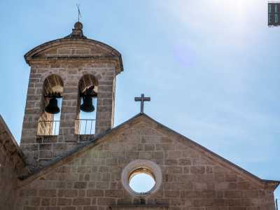 Presenta un'architettura semplice, con una facciata in pietra e un campanile a vela che si innalza alle sue spalle